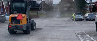 Varför sopa grus när parkeringen är fylld med bilar?