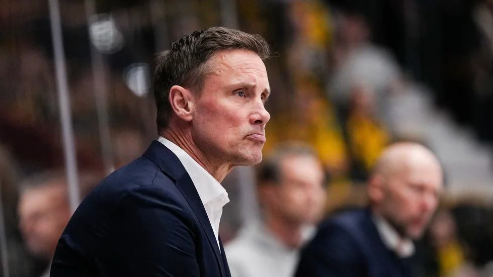 Roger Rönnberg var nöjda med många delar i den första semifinalen, men inte hur laget gav bort mål i den andra perioden.