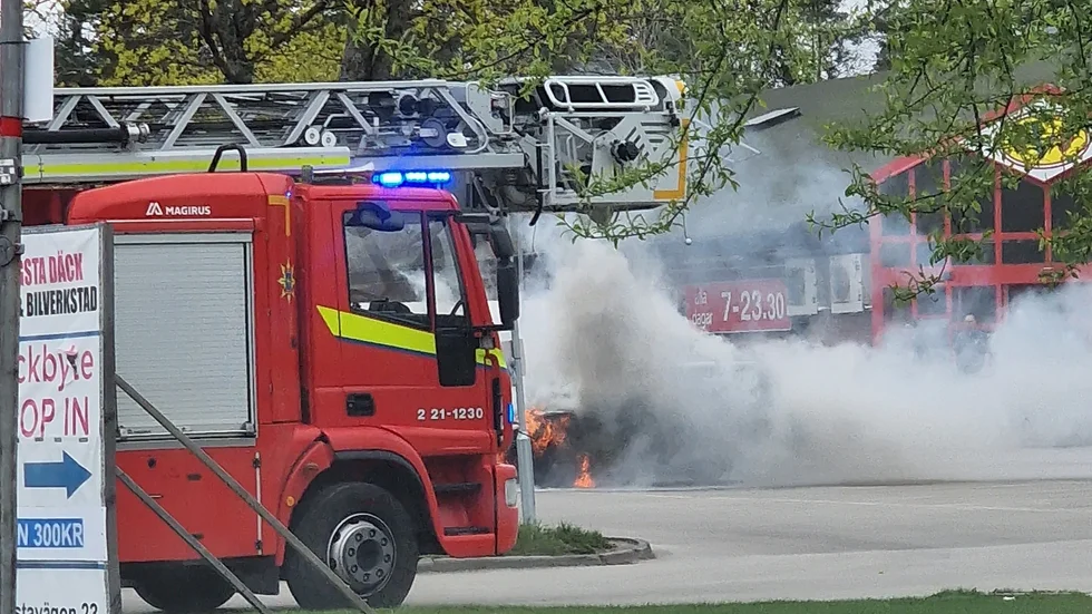 En bil brann vid en Uppsalabutik på måndagen.