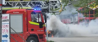 Bil brann vid Uppsalabutik    