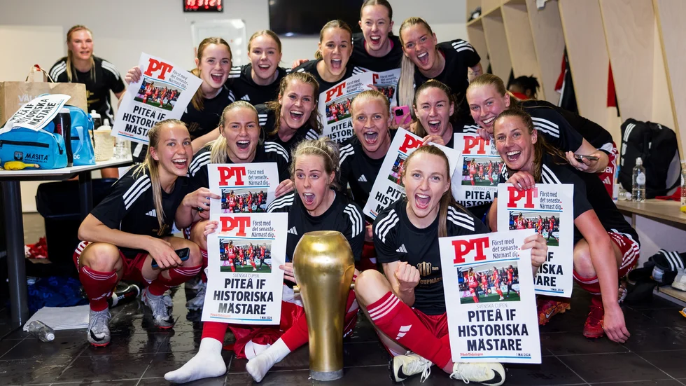 Piteå firar i omklädningsrummet. 