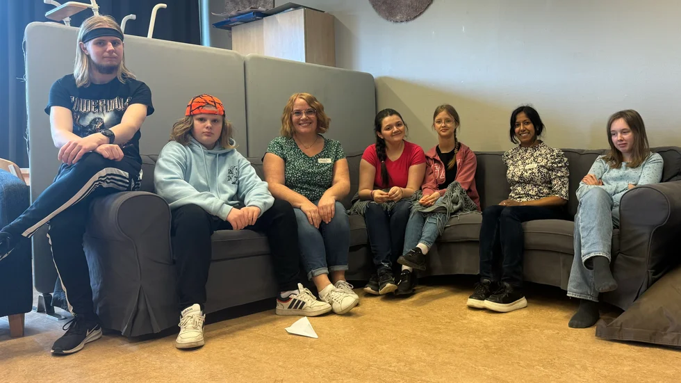 Robin Phalén, Benjamin Ross, Saga Persson, Marie-Louise Ruud och Klara Liljedahl är några av de elever som ska på klassresa till Eliantorp. Tillsammans med rektor Ida Withell och förstelärare Cecilia Gemland-Nilsson.