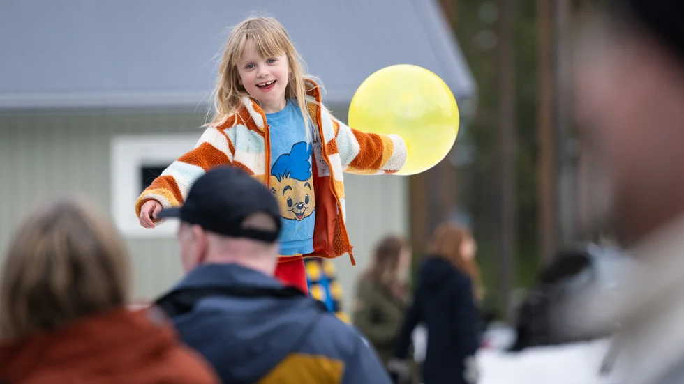 Iben Ershag, 5 år, hittade danskänslan vid Tallhedskyrkans valborgsfirande.