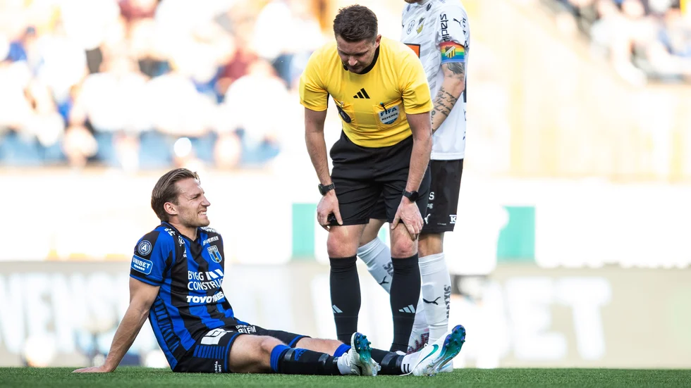 Stensson tittas till av domaren Joakim Östling.