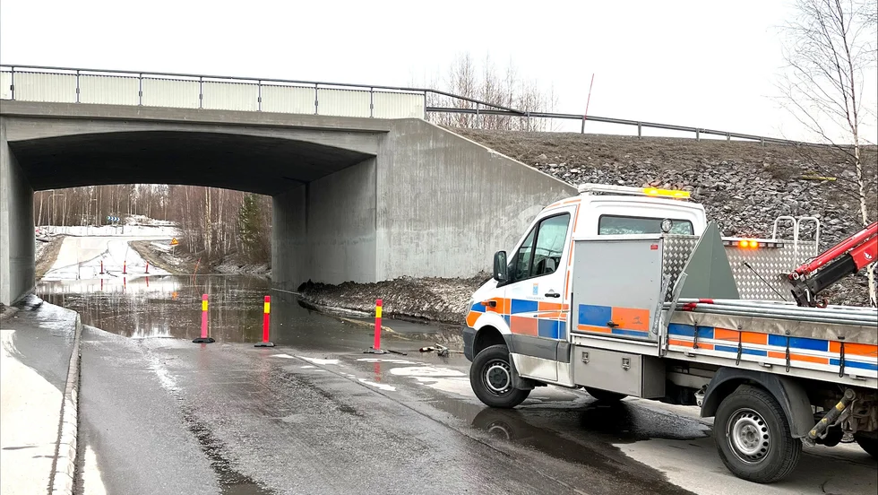 Vägen under 97:an i Sunderbyn är översvämmad.