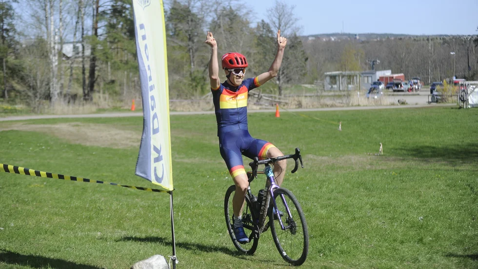 Lorenz Wirth blev så här glad när han vann tiomilsloppet, Century Gravel under lördagen. Det är det här loppet som ersatt Yngaren runt för CK Dainon.