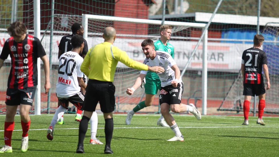 Granit Hana och Abduwahab Adam jublar efter 1-1-kvitteringen mot Grebbestad. Motala AIF spelade 5-5 mot bohuslaget, vilket krönikören Jens Bollius tycker att laget ska vara nöjt med. Sett till situationen för division 2-klubben.