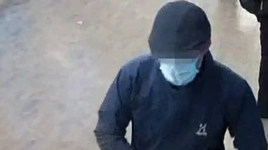 Här syns en 20-årig man i galleria Västerport när han försökte ta ut pengar på 95-åringens kort. En stund senare grips han.