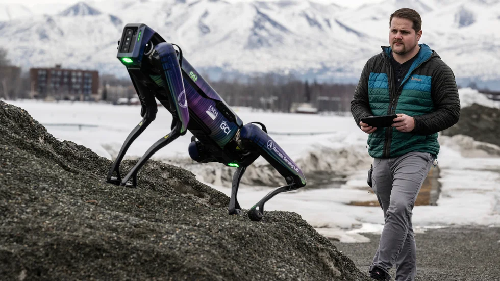 En robot som kan kläs ut till en räv eller coyote ska göra stor nytta vid Alaskas flygplatser.