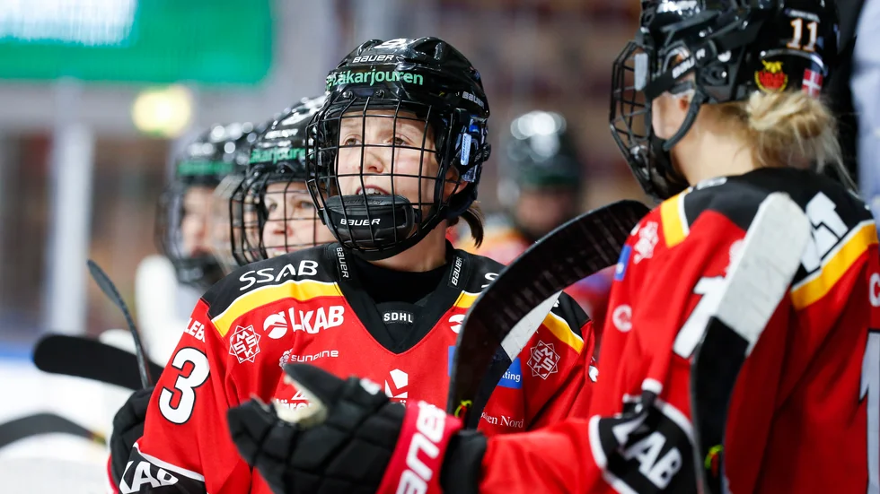 "Luleå Hockey har betytt mycket för mig. Det är min klubb, och att flytta upp hit är det bästa beslut jag har tagit. Jag kommer aldrig spela för någon klubb i Sverige", säger Michelle Karvinen.