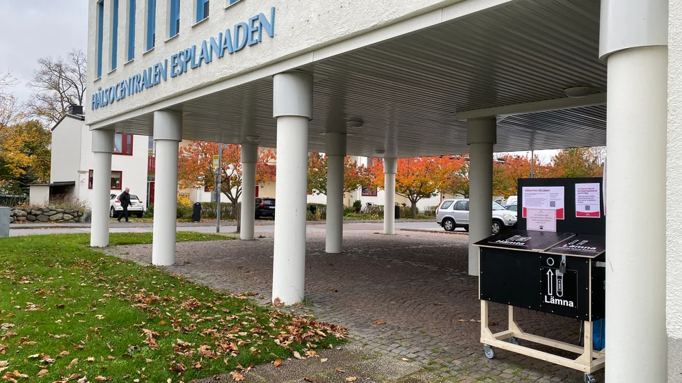 Esplanadens hälsocentral har blivit med låda. Här kan man både lämna och hämta covidtester.