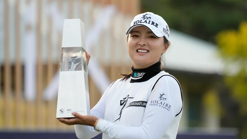 Ko Jin-Young med segertrofén i Busan.