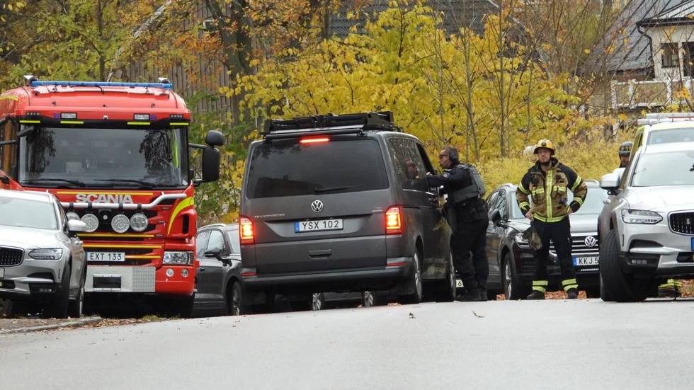 Insatsstyrkan och räddningstjänsten kallades till Finspång efter att en man kastat föremål från ett fönster mot polisen.