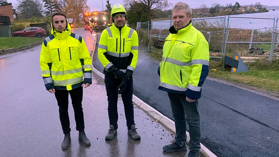 Skanskas Henrik Sjöholm flankeras av kommunens representanter Johannes Swensson och Roland Åkesson. Under onsdagen pågick arbetet med att lägga grön asfalt på Mälarvägens gång- och cykelbana på Tosterön.