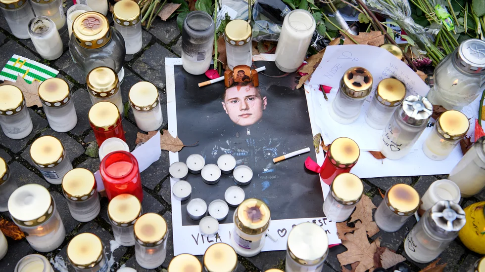 Blommor och ljus i närheten av platsen i Hammarby Sjöstad, där rapparen Nils "Einár" Grönberg sköts till döds. Arkivbild.