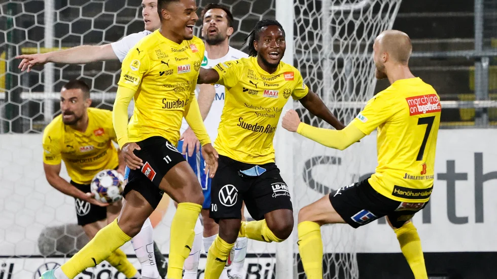 Mjällbys Amin Sarr (till vänster) jublar med Mamudu Moro och Viktor Gustafson efter 2–2-målet i slutsekunderna.