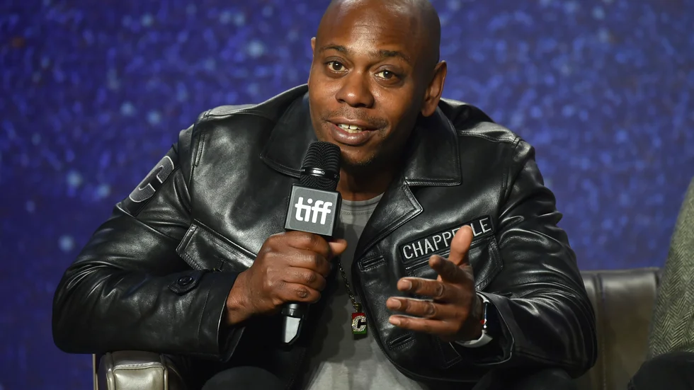”Men samtidigt är humor inte direkt som finast när den sparkar nedåt, som man skulle kunna påstå att den gör i exempelvis fallet med Dave Chappelle och hans transskämt”, skriiver krönikören.