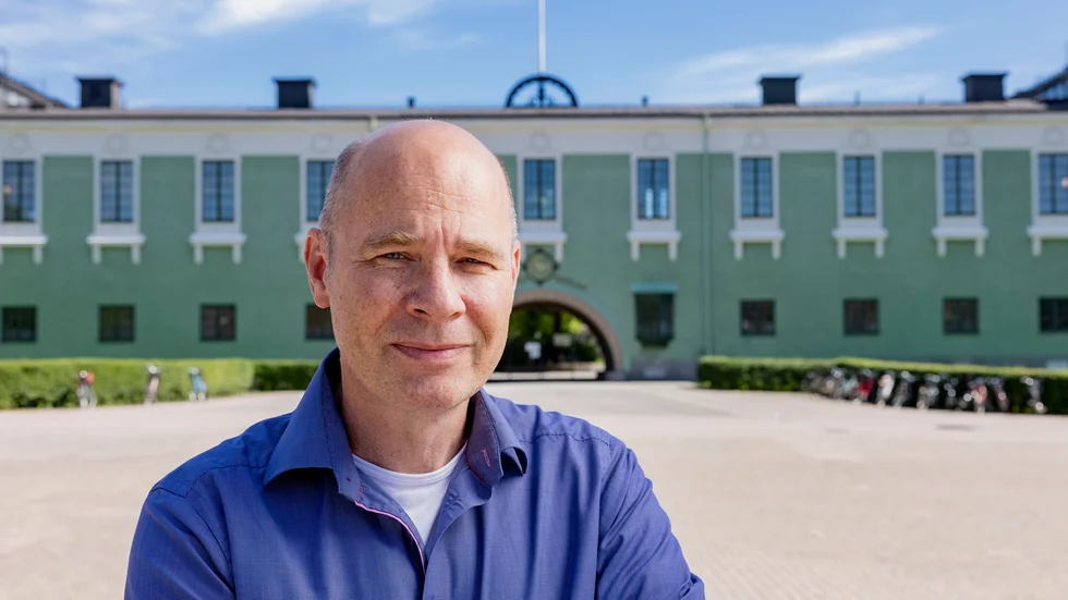 Göran Nygren är forskare i kulturantropologi och etnologi vid Uppsala universitet. Här står han framför Vaksalaskolan som dock inte är en av de två skolorna i studien.