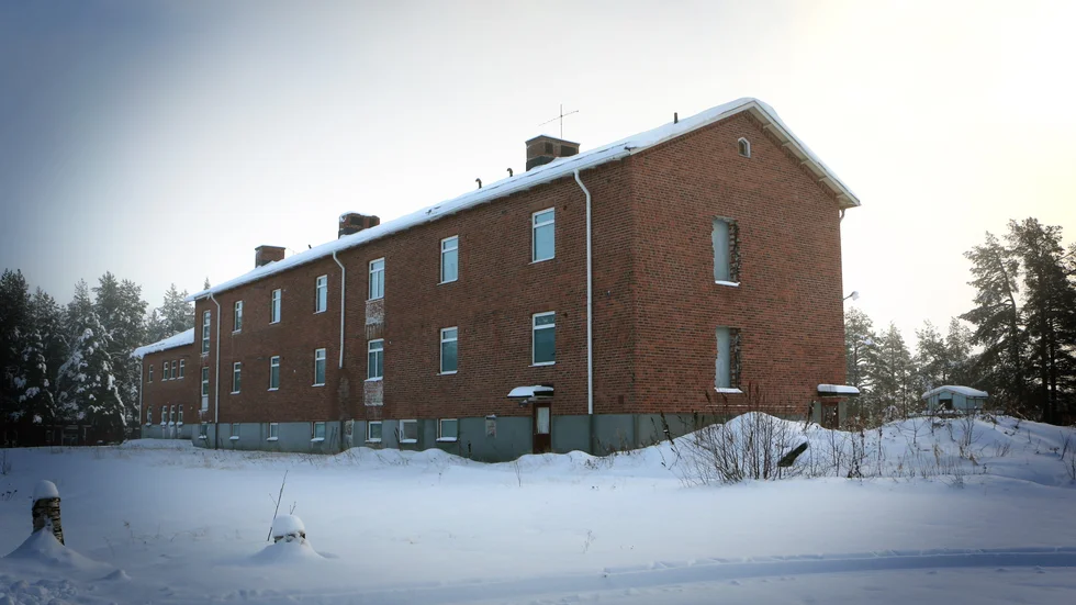 35-årige Christopher Schmitt, från Gråträsk, är ny ägare av skolan i Abborrträsk. Han och hans fru kommer att starta ett hotell eller pensionat i fastigheten efter en omfattande renovering.