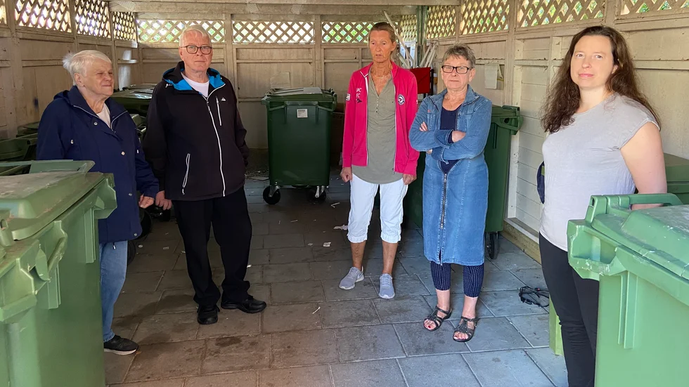 Birgitta Dahlgren, Gunnar Österlund, Susanne Sundgren, Christina Fors och Lotta Bergqvist, samtliga bosatta på Tingstugatans vänstra sida, är missnöjda med hur sophuset sköts, eller snarare inte sköts. De ser råttorna som ett stort problem.