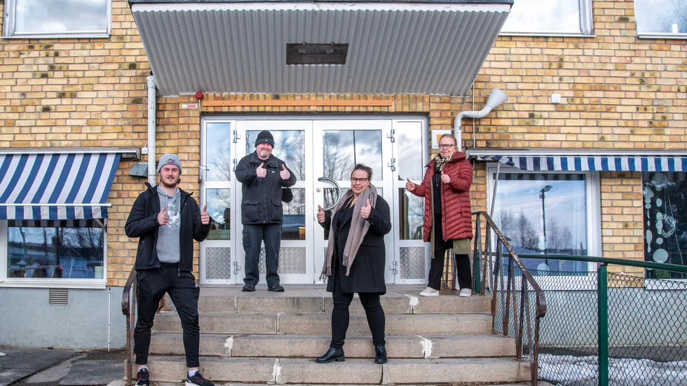 Töreskolan är en tidigare pristagare, på bilden ses Derek
 O´Connor och Ann-Kristin Karlsson Drugge.
 Oliver Åström och Helena Öhman står längre fram. 
