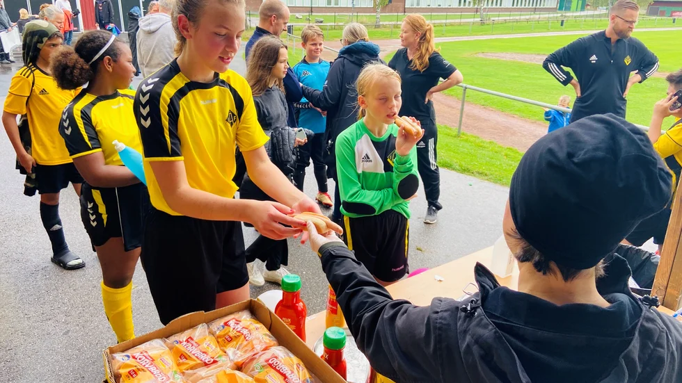Åkers IF:s flicklag födda 09/10 summerar matchen mot Gnesta. "Äh, det var dåligt av oss, vi får skärpa oss till nästa gång. Men nu smakar det gott med korv."