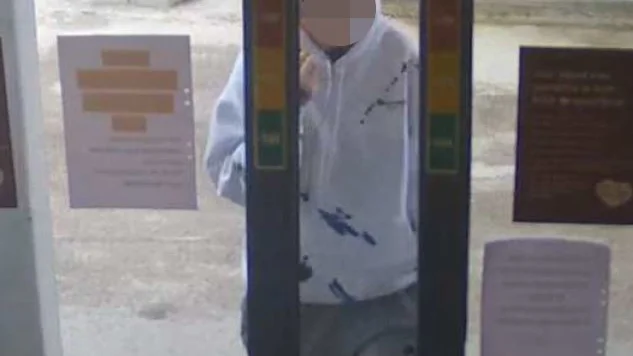 Den 24-åriga kvinnan på väg in till macken i Ramstalund strax väster om Uppsala. 