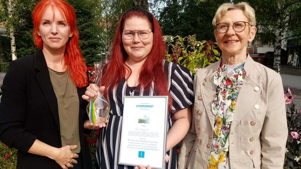 Ida Skogqvist fick ta emot priset av Malin Viklund, ordförande för KD Piteå (till vänster)och Helén Lindbäck, gruppledare.