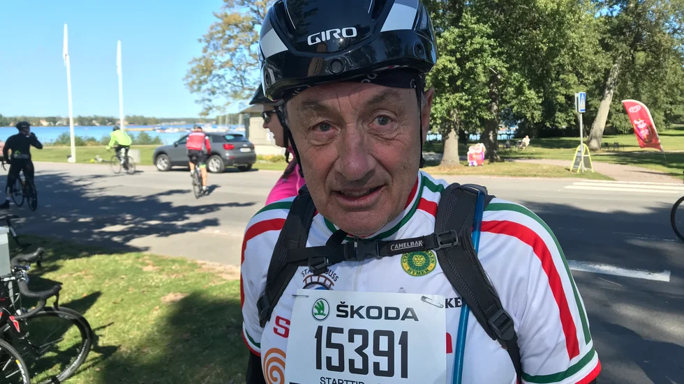 Linghems och CK Hymers Nils-Gunnar Stedt, här i Karlsborg, genomförde sin 52:a Vätternrundan. Tiden blev 13.10. "Så kallt har det aldrig varit. Ett helt unikt lopp", sade veteranen efter målgång.