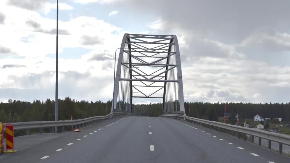 Med den trafikökning som nu sker är Sundgrundsbron inte så lyckad då vare sig chaufförer eller oskyddade trafikanter är nöjd med den.