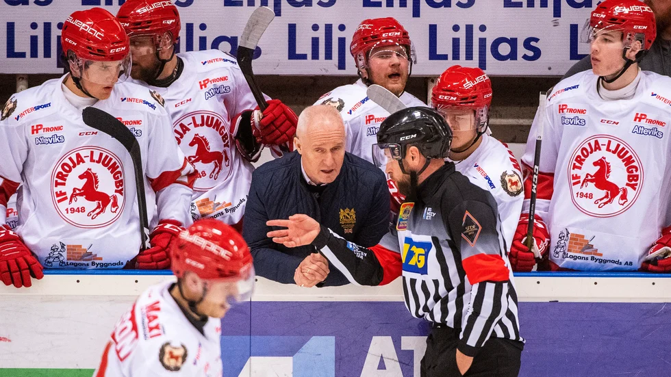 Roger Forsberg får efter fyra säsonger som huvudtränare för Troja/Ljungby lämna sitt uppdrag.