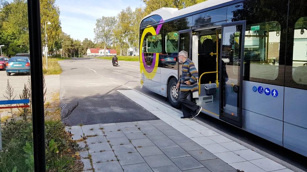 Linje 4, som går mellan Hortlax och Skuthamn, är den enda som inte stannar vid sjukhusets entré, utan uppe vid Strömnäsgatan.