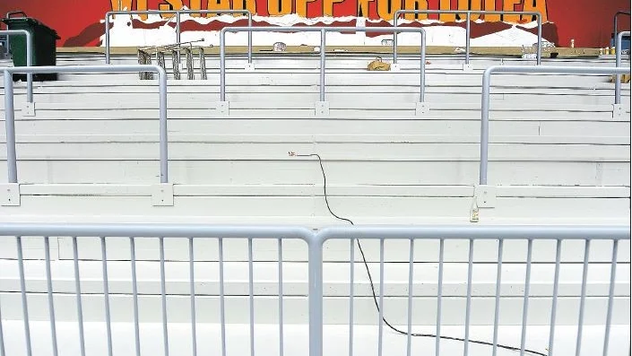 Ståplatsläktarens vägg hade designats av supporterklubbens medlemmar.