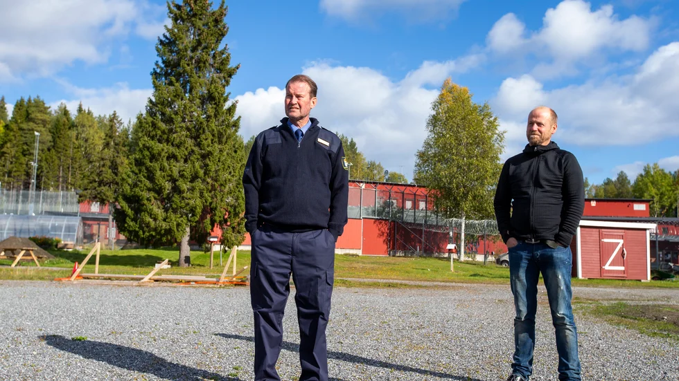 Kriminalvårdschefen Jan Wallin och kriminalvårdsinspektören Mårten Andersson med häktet i bakgrunden
