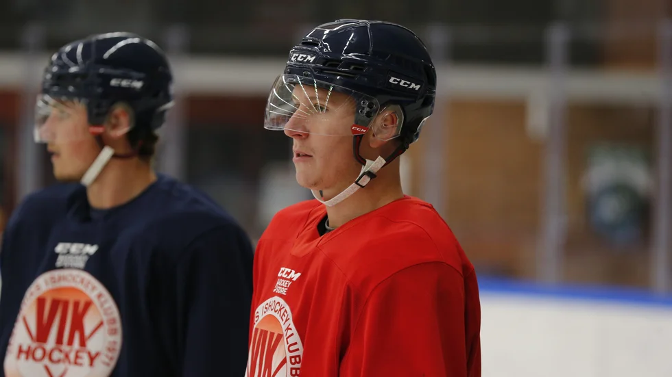 Josh Wilkins lämnar Vita Hästens rival Västerviks IK i allsvenska hockeyn.