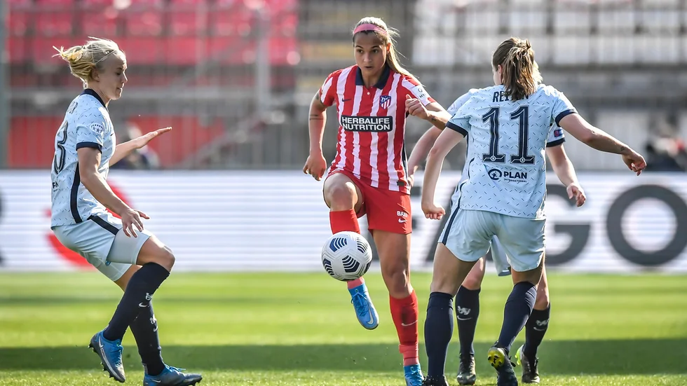 Atlético Madrids Deyna Castellanos (i rött) är en av de venezuelanska spelare som står bakom larmet om att Venezuelas tidigare förbundskapten Kenneth Zseremeta begått övergrepp . Arkivbild