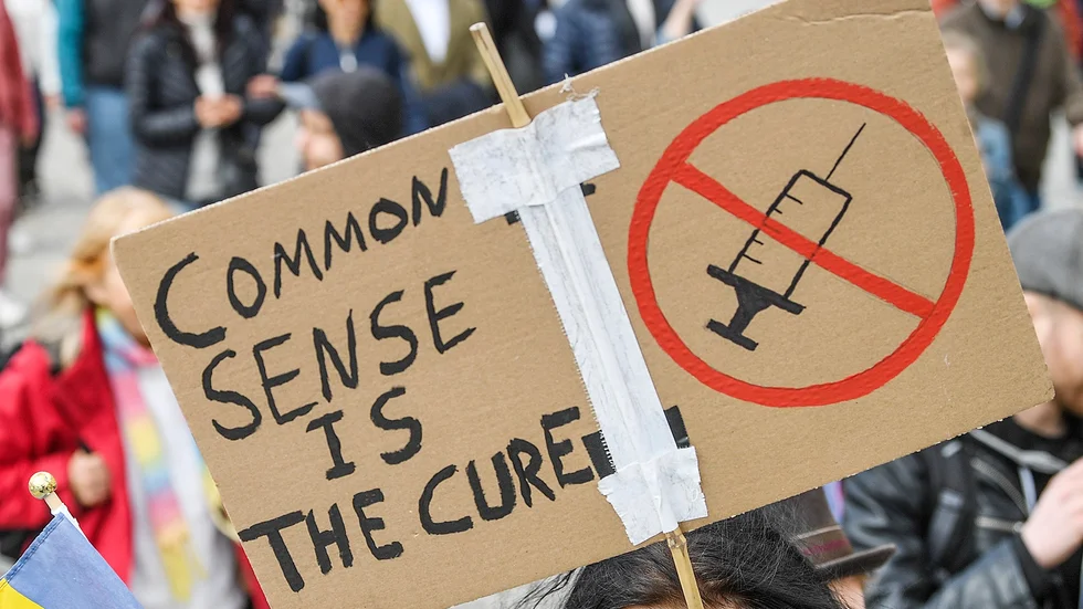Att ha en avvikande åsikt i vaccinfrågan accepteras inte, menar skribenten. 