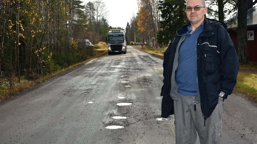 "Det måste definitivt göras någonting åt bärlagret" säger Janne Björklund, här längs Ytterträskvägen.