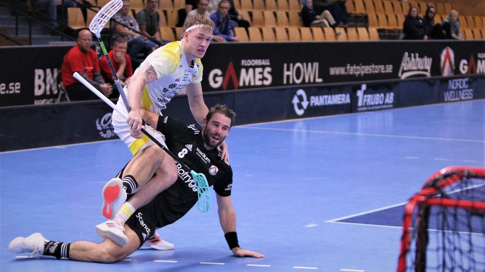 Martin Karlsson, Libk, fastnar i en av Team Thoren-gruppens spelare. En av många situationer som innebar rejäl rappakalja kring domarteamet. 