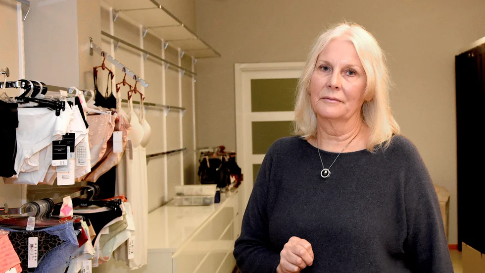 I 28 år har Eleonora Åsén haft sin underklädesbutik i centrala Luleå. Nu låser hon lokalen för sista gången och lämnar över den till ny ägare. 