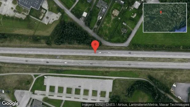 Personbil stillastående på E20