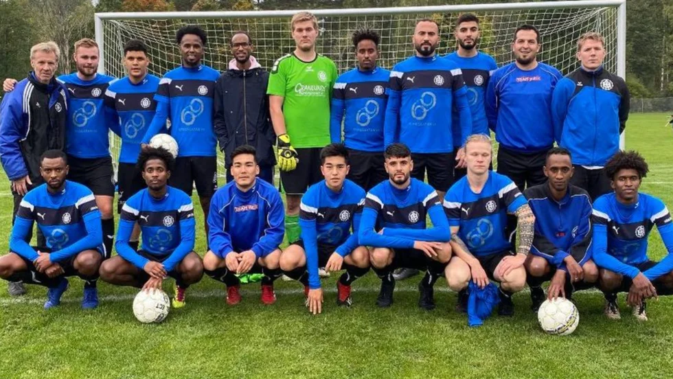 Hälleforsnäs IF spelar i division 5 även nästa år. Längst till höger på övre raden syns tränaren Fredrik Åkerlund.