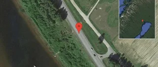 En personbil i singelolycka på väg 97