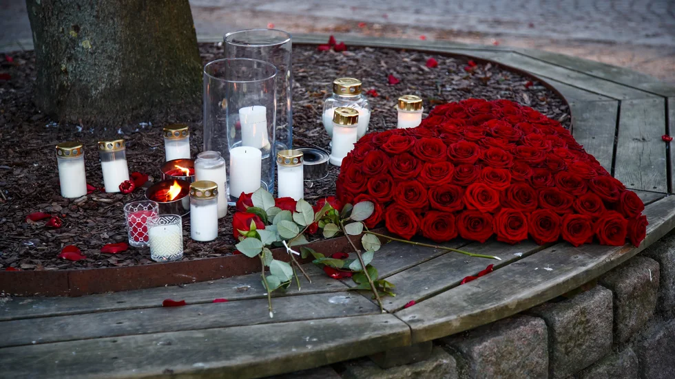 Ljus och blommor vid en av platserna där knivattacken ägde rum i mars. Arkivbild.