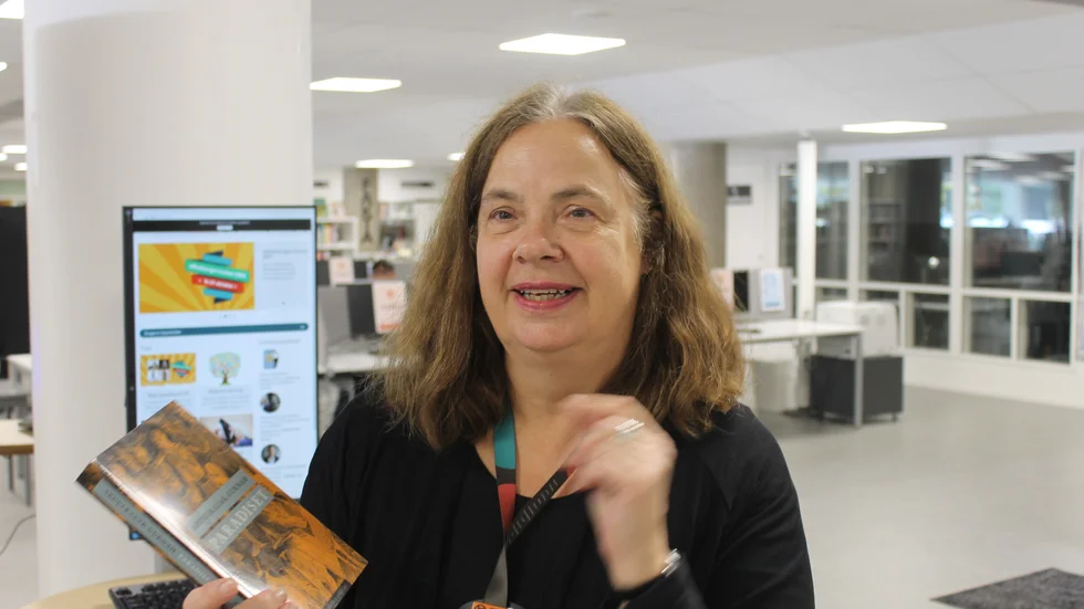 Maria Gottberg, bibliotekarie på Motala bibliotek, med de enda de hade av 2021 års Nobelpristagare Abdulrazak Gurnah, ett exemplar av "Paradiset".