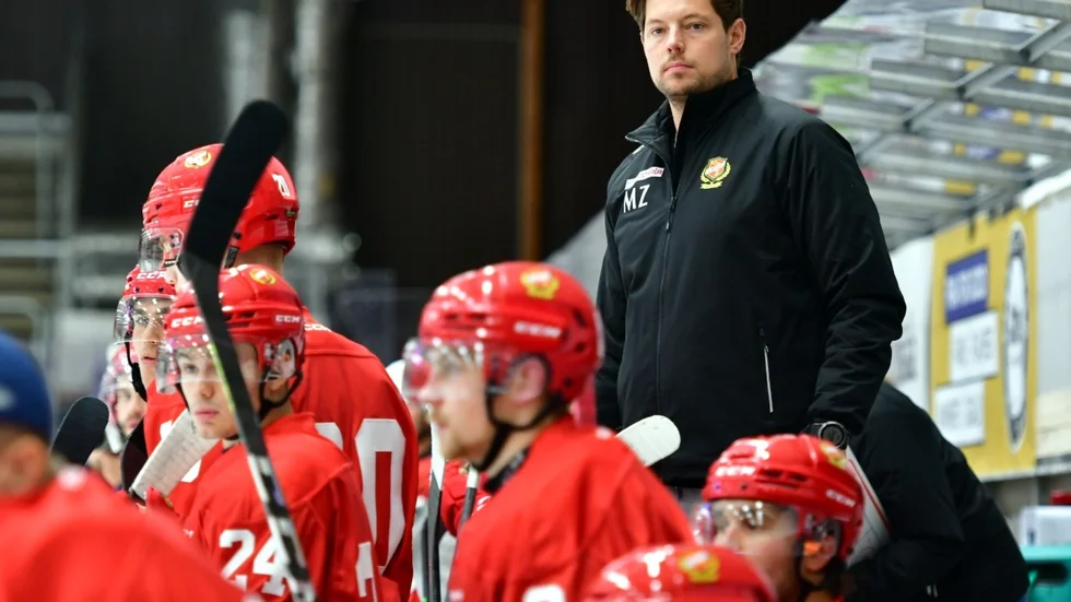 Almtunatränaren Mattias Zackrisson och hans spelare ska inte fastna i någon fälla när laget möter Mora.