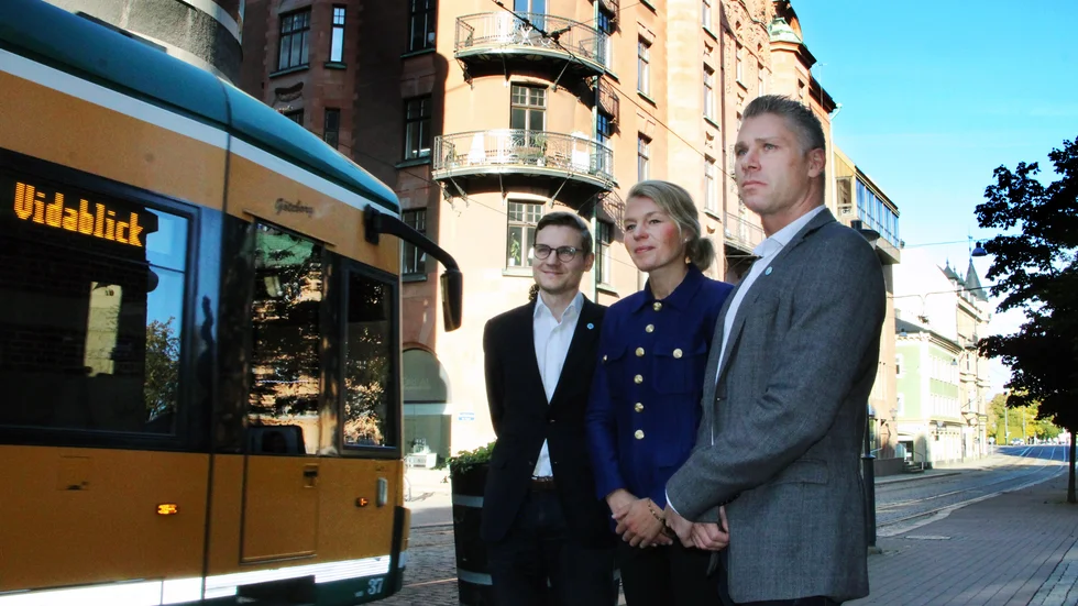 Moderaterna presenterade sin tilläggsbudget. Från vänster oppositionsråden Simon Johansson, gruppledaren Sophia Jarl och Roger Eklund-Åkesson.