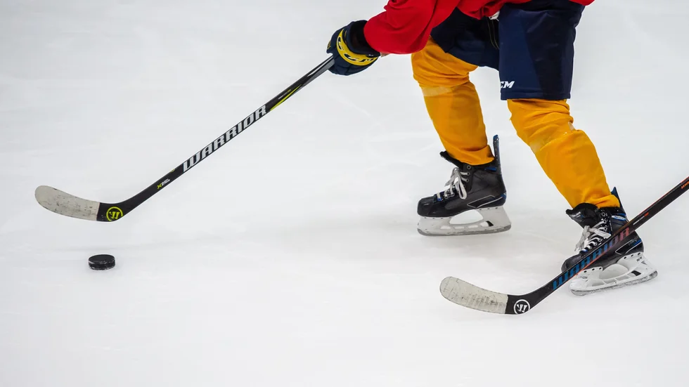 Flera uppländska klubbar har tappat förtroendet för en ungdomsledare efter en rad olämpliga uttalanden och nu fråntas personen sina ansvarsområden inom Upplands ishockeyförbund. Genrebild.
