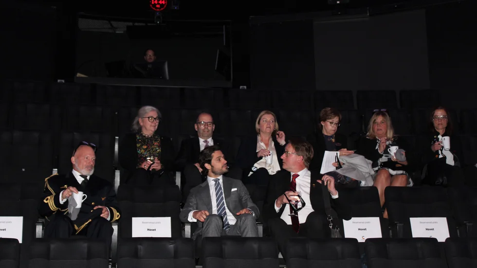 På Visualiseringscenter C fick prins Carl Philip bland annat kliva in i biomörkret i domen.
