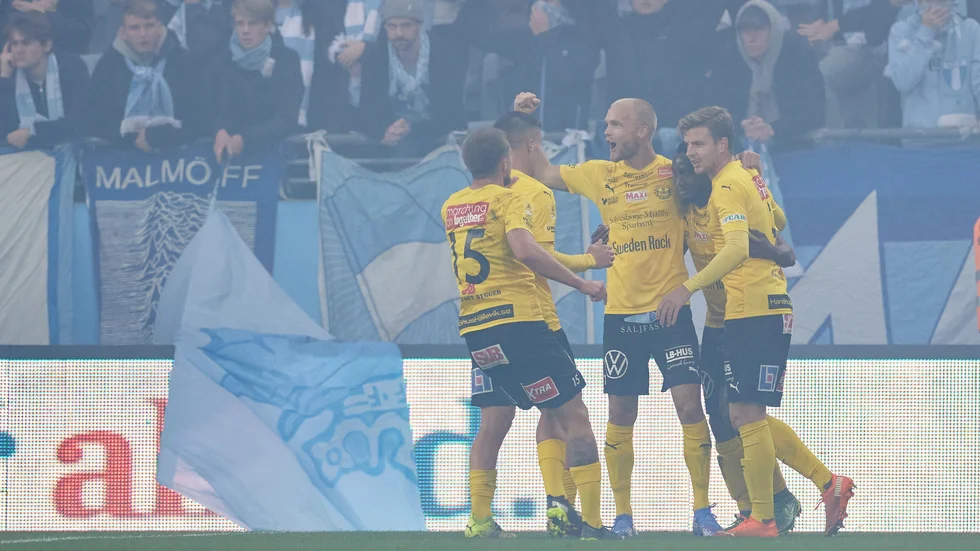 Mjällbyspelarna jublar efter 1–0-målet borta mot Malmö FF.